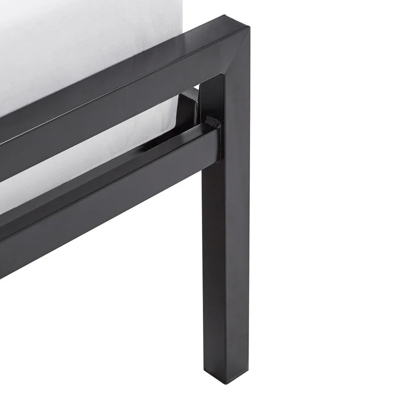 Poster Bed: Metal Bed Queen Size