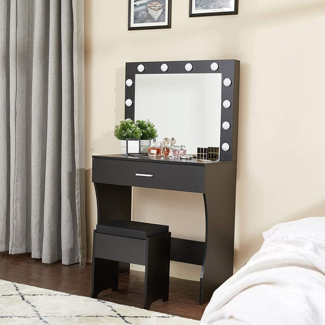 Dressing Table: Lighted Mirror Black and White Dressing Table
