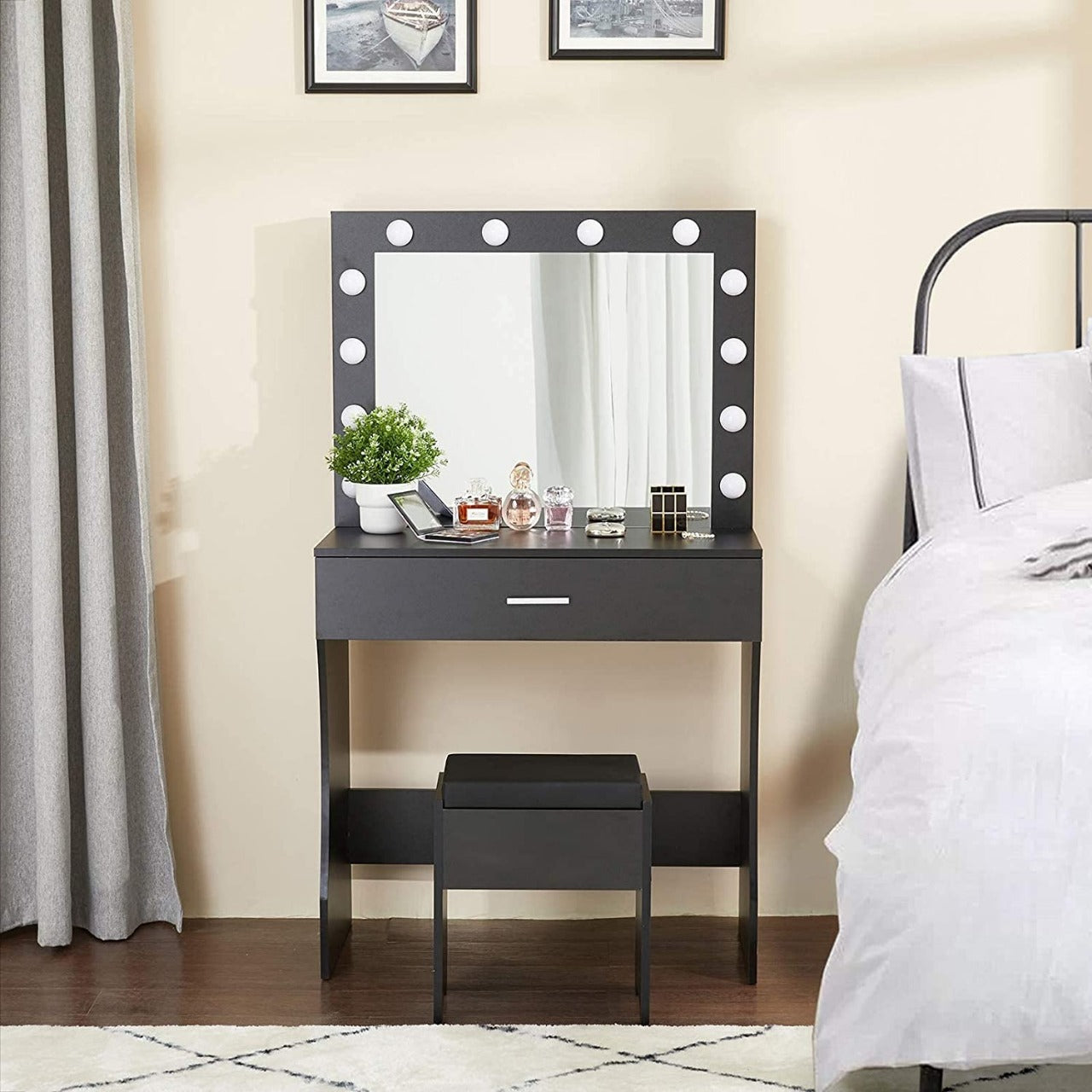 Dressing Table: Lighted Mirror Black and White Dressing Table