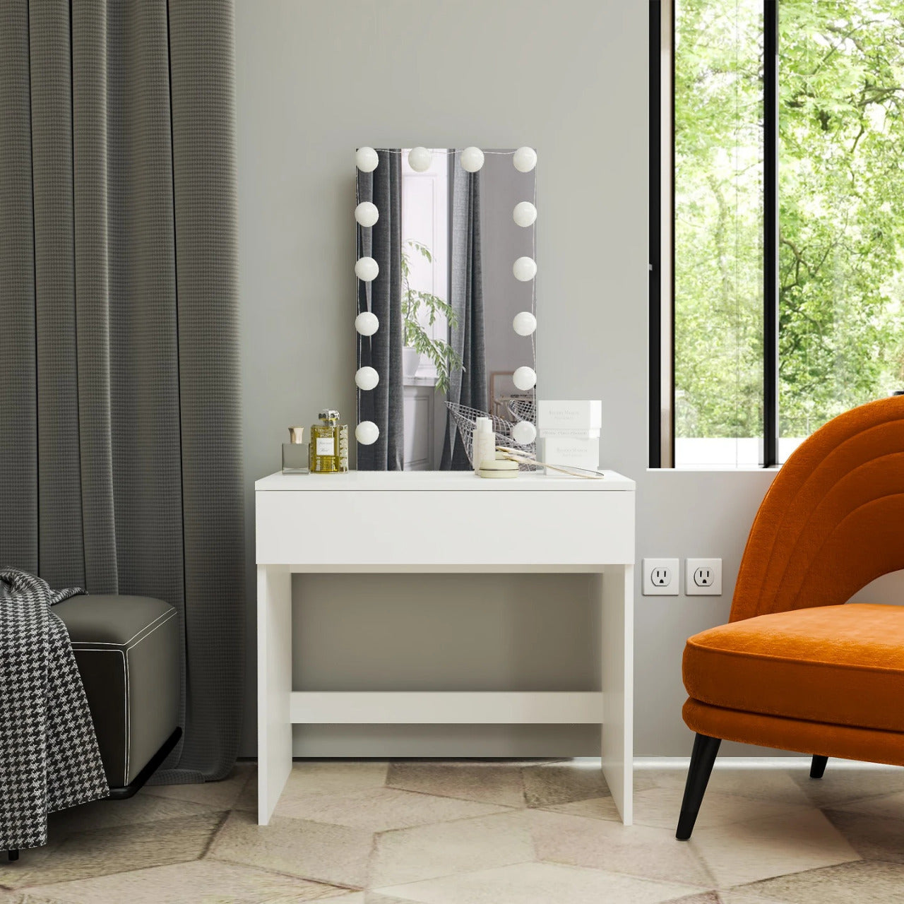 Makeup Vanity: Dressing Table With Light Bulbs