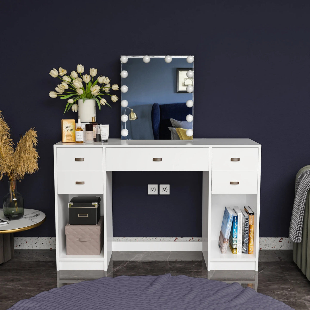 Makeup Vanity: kellie Vanity with Light Bulbs