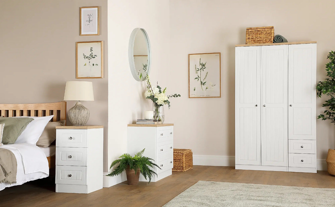 Chest Of Drawers: Oak 3 Drawer Chest of Drawers